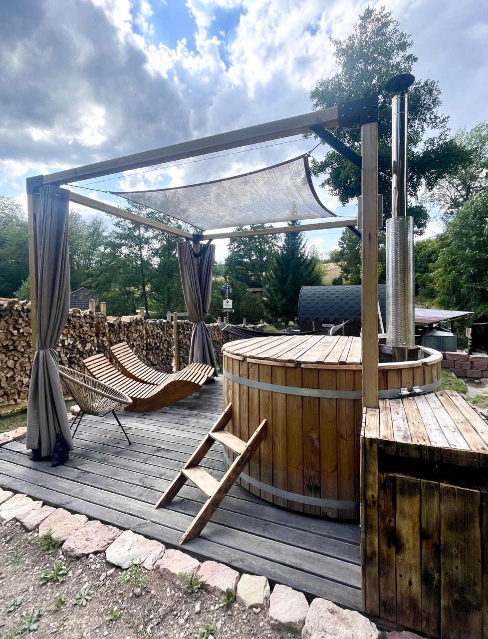Outdoor-Wellnessbereich mit Fass-Sauna und Badefass