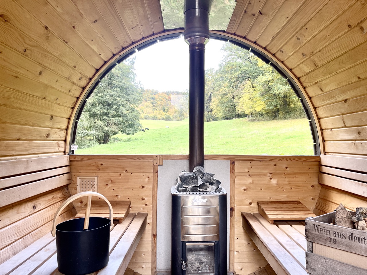 Fass-Sauna mit Panoramafenster